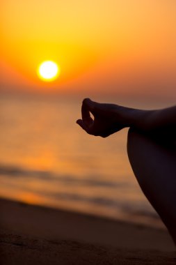 Yoga mudra genç kadının elleri