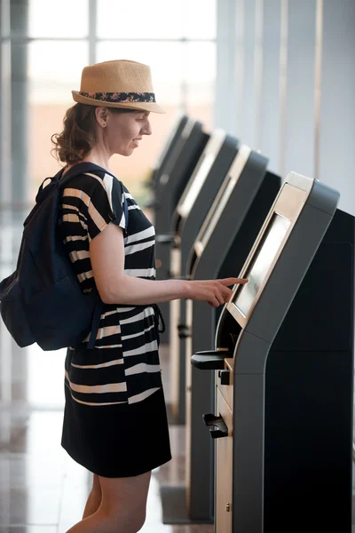 Mulher fazendo auto-registro para voo — Fotografia de Stock