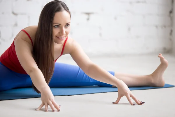 Yoga drinnen: upavishtha konasana — Stockfoto