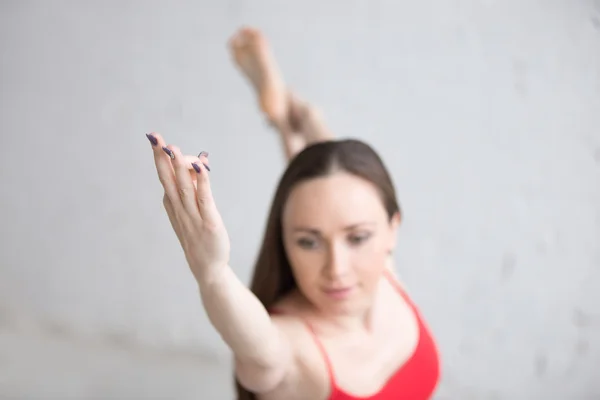 Практика йоги в помещении — стоковое фото