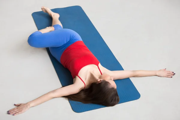 Yoga Indoors: Revolved Abdomen Pose — Stock Photo, Image