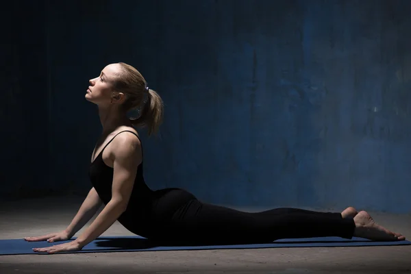 Mooie Yoga vrouw doen Cobra Pose — Stockfoto