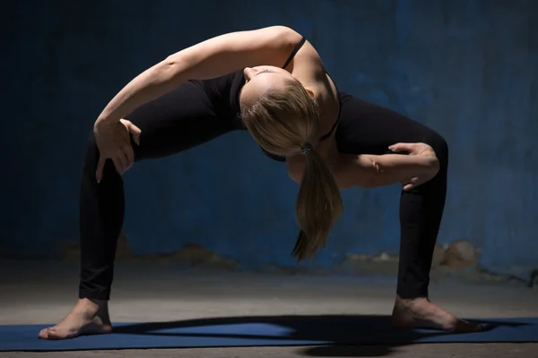 Krásná žena jóga postavení v kroucení Sumo Squat představují — Stock fotografie