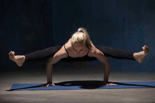 Belle femme de yoga debout dans la posture de luciole — Photo