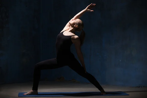 Hermosa yoga mujer haciendo pacífico guerrero pose — Foto de Stock