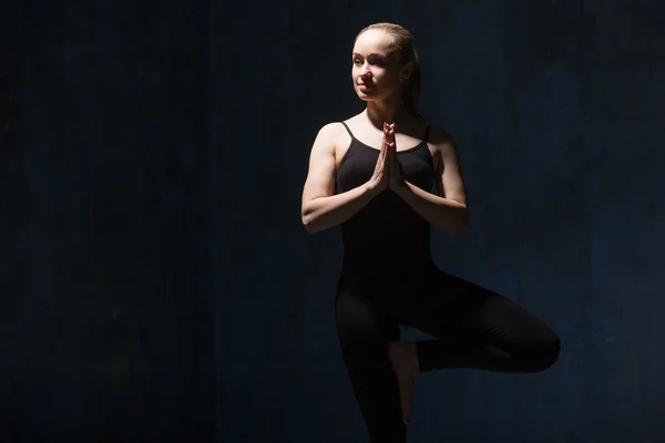 Schöne Yoga-Frau tut Vrksasana-Pose — Stockfoto