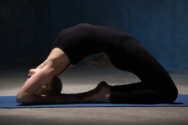 Hermosa mujer de yoga haciendo Kapotasana Pose — Foto de Stock