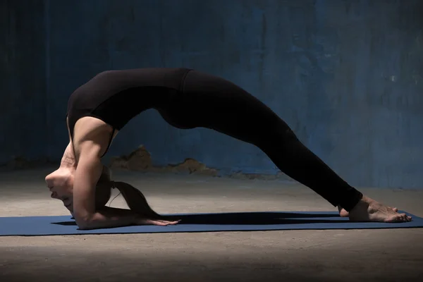 Hermosa Mujer Yoga Haciendo Dvi Pada Viparita Dandasana pose — Foto de Stock