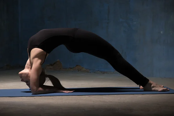 Beautiful Yoga Woman Doing Dvi Pada Viparita Dandasana pose — Stock Photo, Image