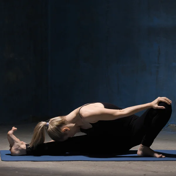 Belle femme de yoga assis à Janu Sirsasana — Photo