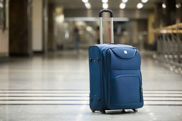 Mala azul no aeroporto — Fotografia de Stock