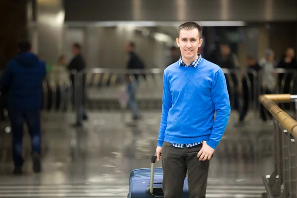 Happy traveler guy at airport — Stock Photo, Image