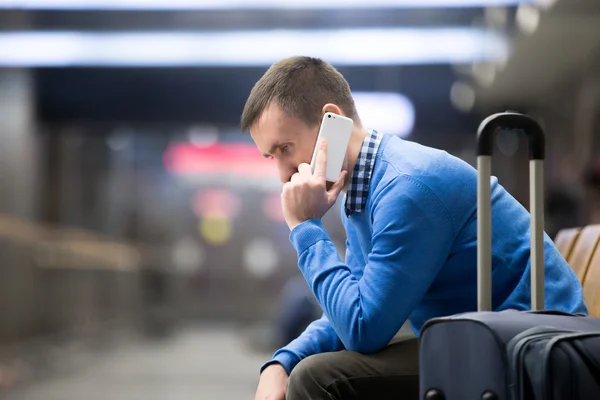 Junger Mann telefoniert am Flughafen — Stockfoto