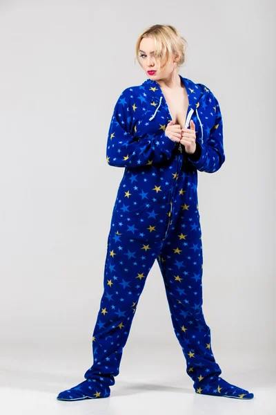 Vacker flicka tar av rolig pyjamas — Stockfoto