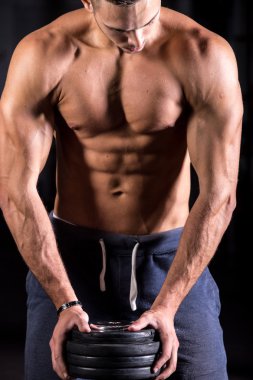 Genç kaslı vücut geliştirmeci spor salonu