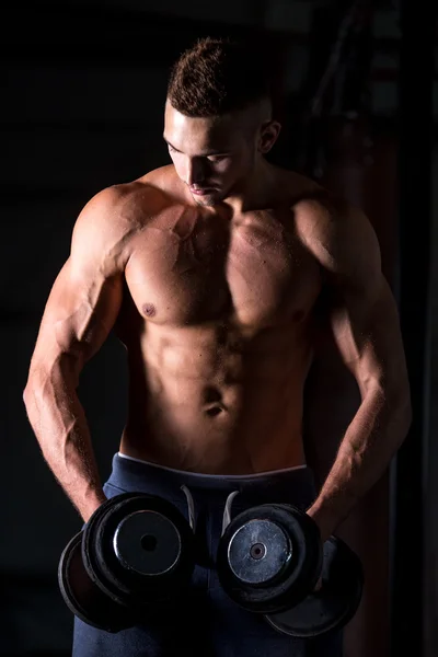 Gewichtheffen oefeningen voor de schouders — Stockfoto