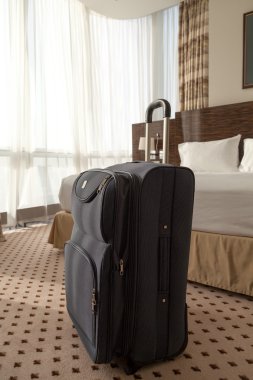 Otel odasında mavi bavul
