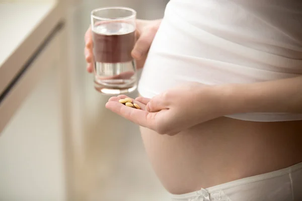 Těhotná žena s prášky — Stock fotografie