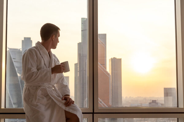 Смотря на закат
