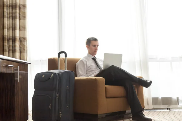Young businessman working in the hotel room — Stock Photo, Image