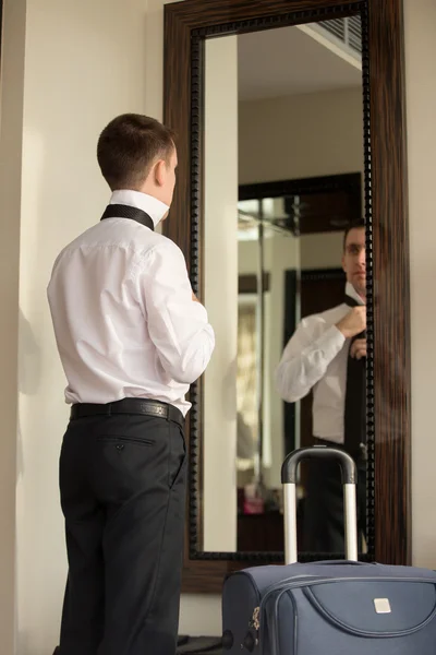 Young businessman getting dressed — Stock Photo, Image