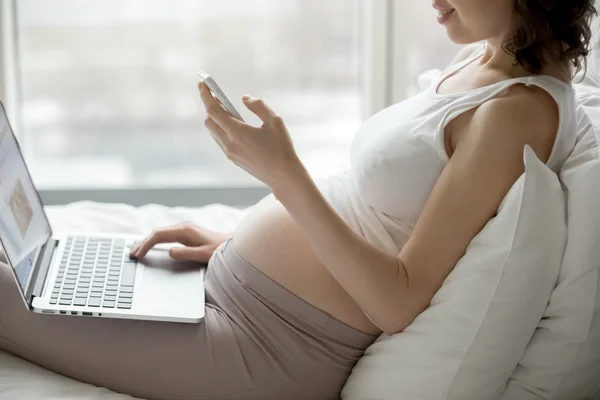 Pregnant woman looking at smartphone screen — Stock Photo, Image