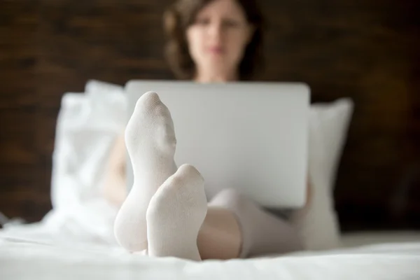 Mujer usando el ordenador portátil en casa — Foto de Stock