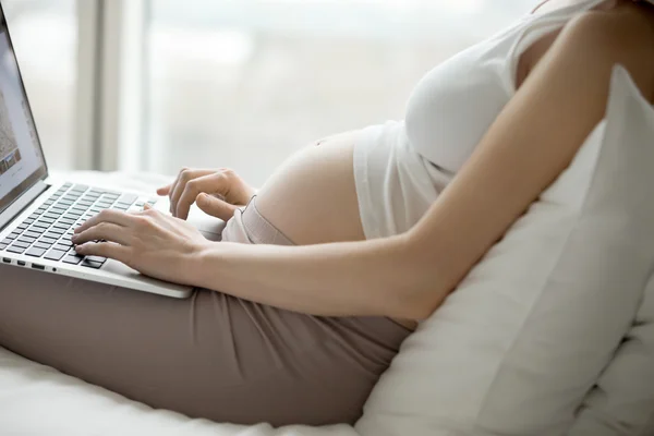 Femme enceinte naviguant sur le web — Photo