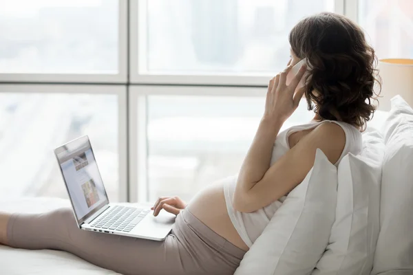Femme enceinte utilisant des dispositifs technologiques — Photo