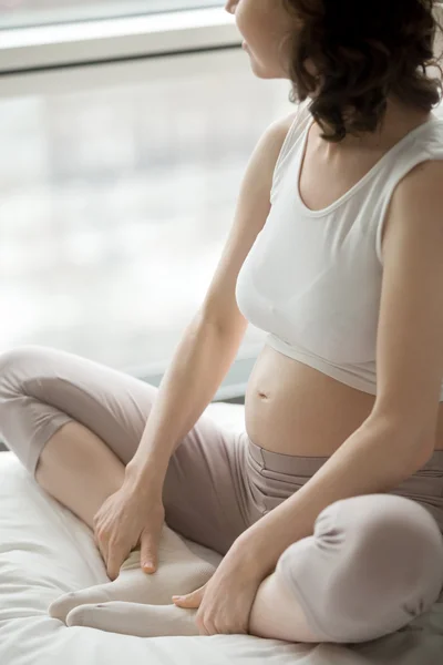 Mujer de Yoga Embarazada haciendo Mariposa Pose — Foto de Stock