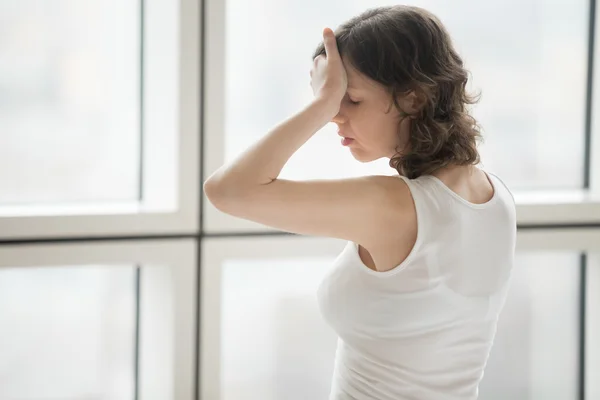 Mujer joven sintiéndose enferma — Foto de Stock