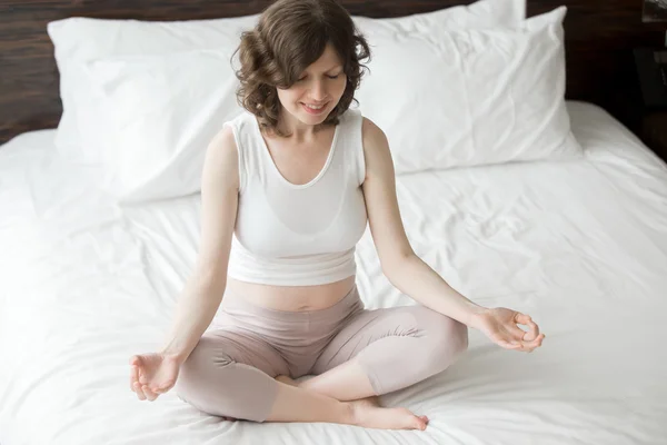 Pregnant yogi woman — Stock Photo, Image