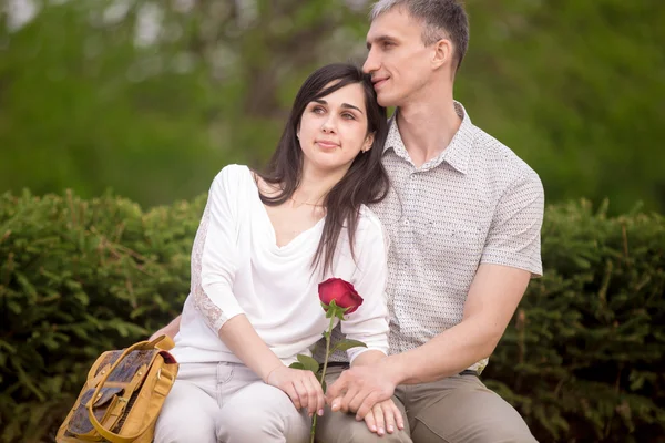 Casal sonhando no banco — Fotografia de Stock