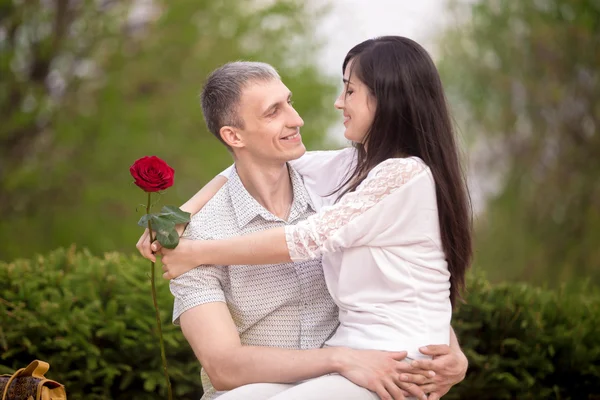 Glückliches Paar flirtet — Stockfoto