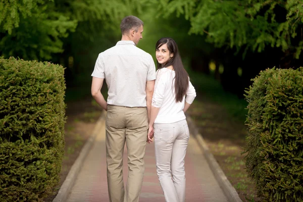 Jonge man en vrouw lopen buiten — Stockfoto