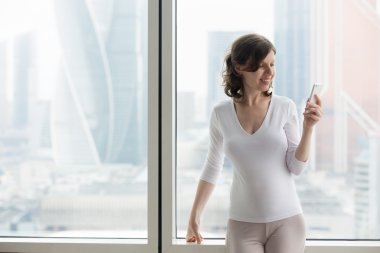 İş kadın kapalı Smartphone kullanarak