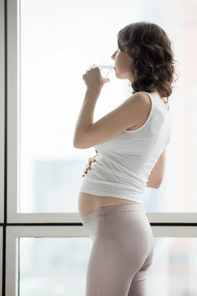 Těhotná žena pít minerálky — Stock fotografie