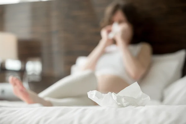 Молода вагітна жінка застудилася — стокове фото