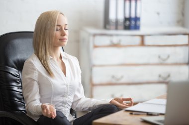 Yoga poz dinleniyor Iş kadını