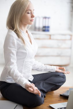 Padmasana poz oturan iş kadını