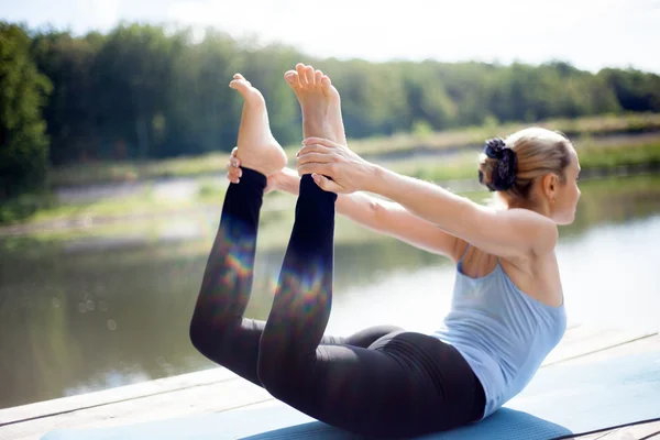 Dhanurasana pose ioga — Fotografia de Stock