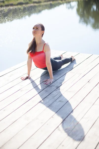 Urdhva mukha shvanasana poz genç kız — Stok fotoğraf