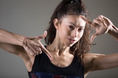 genç kadının elleri ile çerçeve yapma