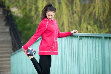 Sportif kadın koşu için hazırlanıyor