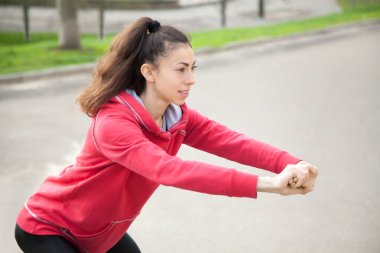 Uygulama çalıştırmadan önce yana lunges yapıyor koşucu