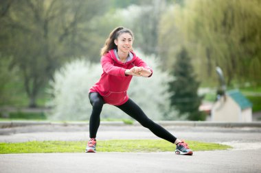 Runner kadının koşu önce yana lunges yapması