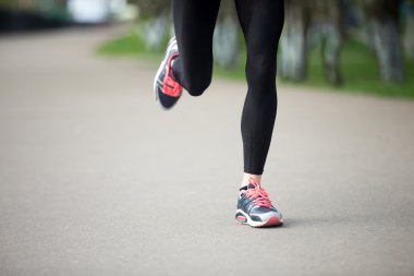 Runner kadın bacakları yakın çekim görünümünü sokakta