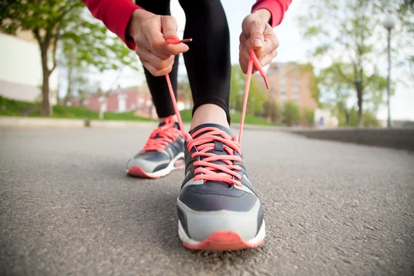 Female hands lacing running shoes. Closeup — Stock Photo, Image