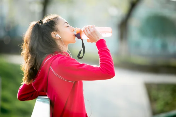 Biegacz kobieta pije po ćwiczeniach — Zdjęcie stockowe