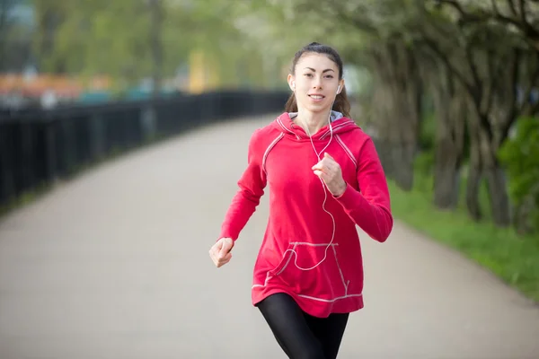 Attraktive Frau genießt Joggen im Freien — Stockfoto